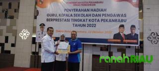 Kepala Sekolah SMP Juara Pekanbaru raih Kepala Sekolah berprestasi Kota Pekanbaru